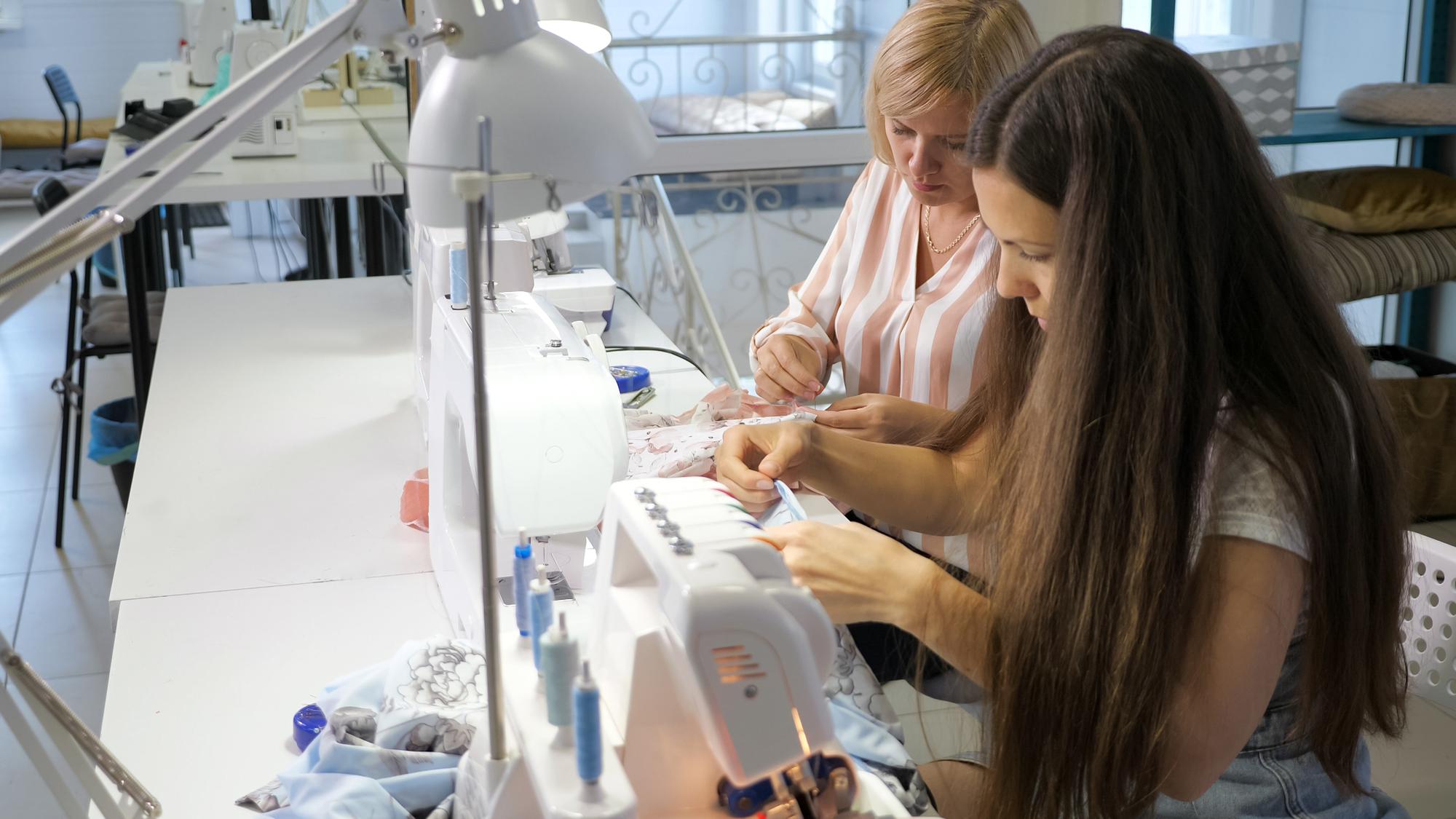Wnętrze pracowni z hafciarkami w pracy